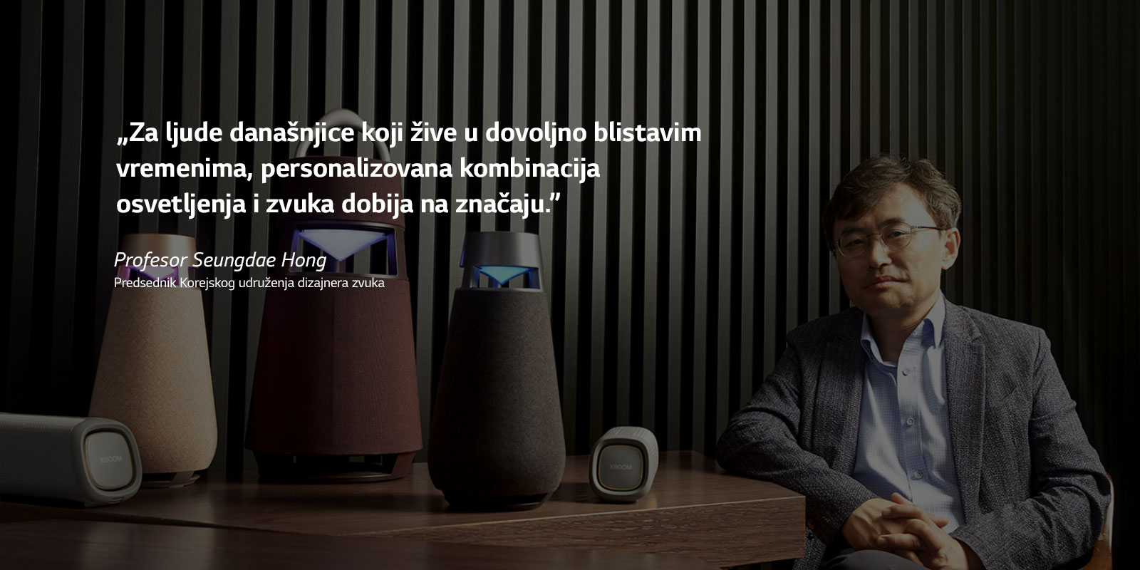 Slika profesora Seungdae Honga, predsednika Korejskog udruženja dizajnera zvuka, sa porodicom XBOOM proizvoda na stolu