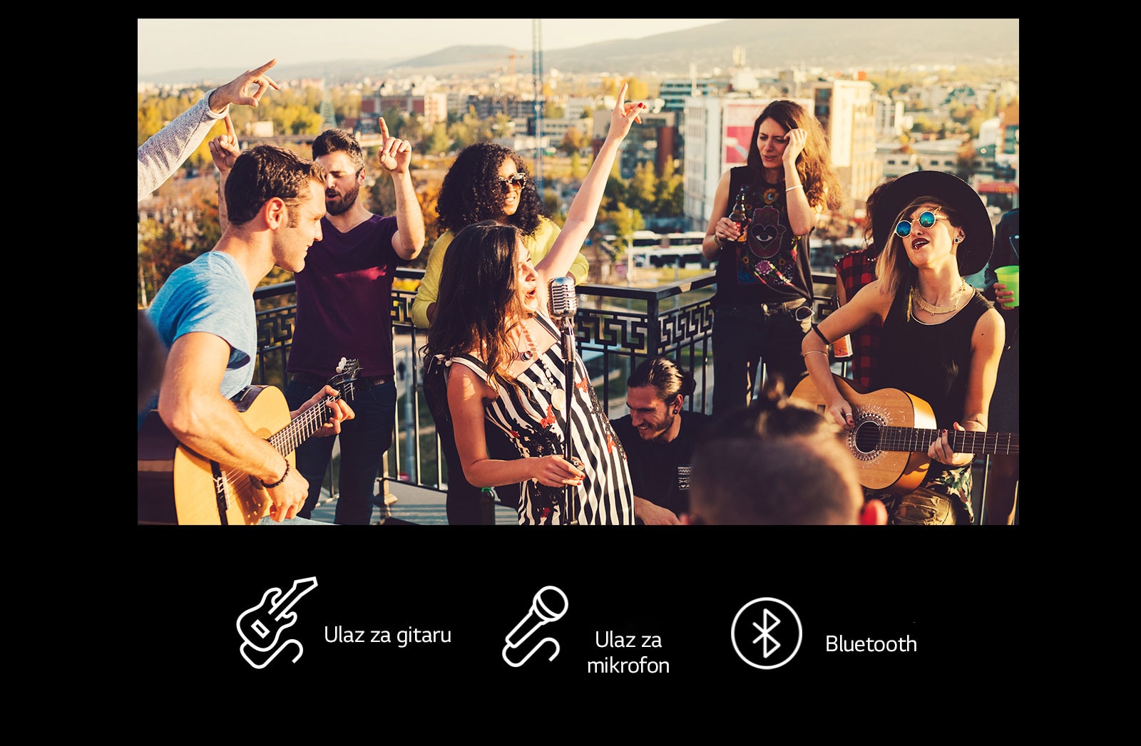 Ljudi uživaju u akustičnom koncertu uz LG XBOOM XL9T. Ispod slike su ikone gitare i mikrofona i Bluetooth ikona.