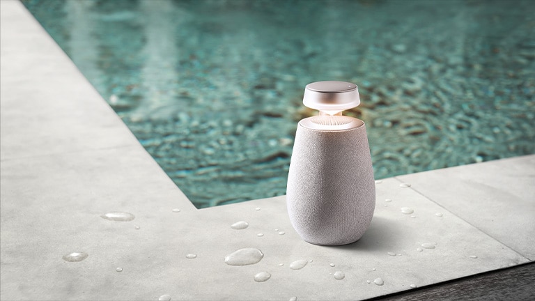 LG XBOOM 360 XO2T u blizini bazena.