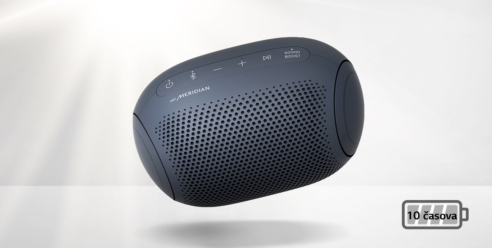 LG XBOOM Go se naginje nalevo i pluta u vazduhu.