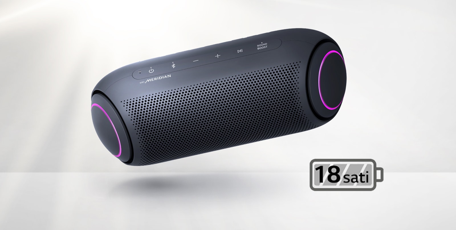 LG XBOOM Go se naginje nalevo i pluta u vazduhu. Boja osvetljenja niskotonca je purpurnocrvena.