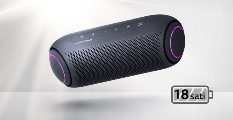 LG XBOOM Go se naginje nalevo i pluta u vazduhu. Boja osvetljenja niskotonca je purpurnocrvena.