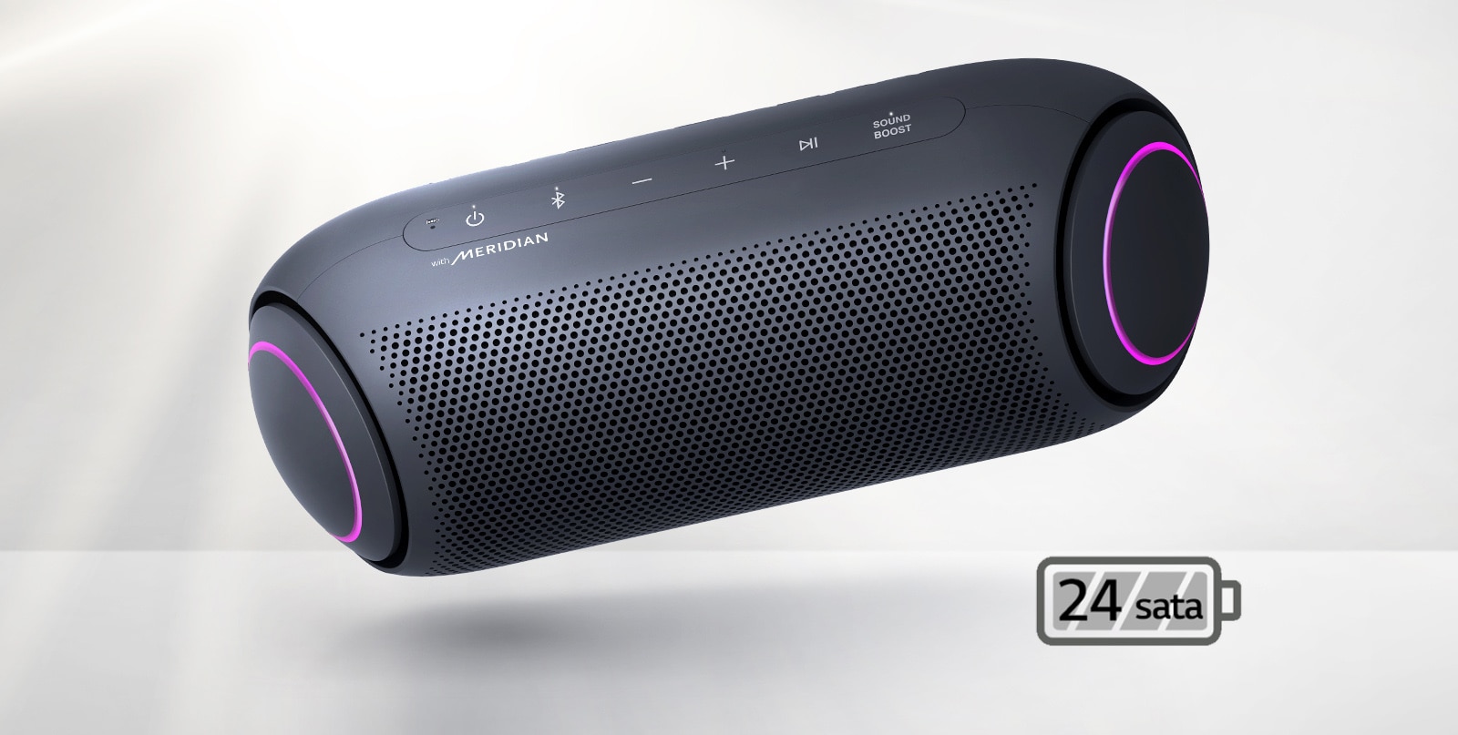 LG XBOOM Go se naginje nalevo i pluta u vazduhu. Boja osvetljenja niskotonca je purpurnocrvena.