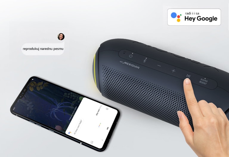 Ruka pritiska dugme na zvučniku LG XBOOM Go. Pametni telefon je pored njega. Nalazi se balončić za govor. Google logotip se nalazi u gornjem desnom uglu.