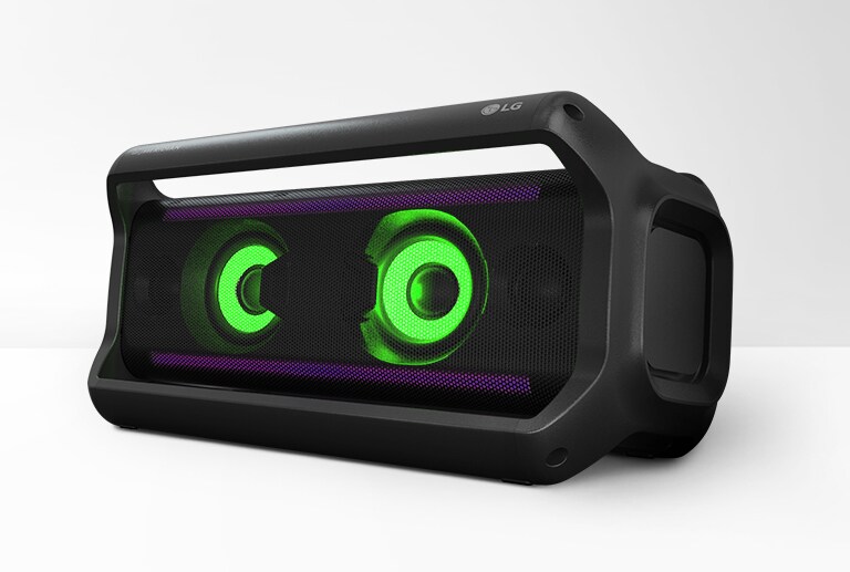 Na beloj pozadini, prikaz LG XBOOM Go PK5 s zadnje desne strane uz zeleno osvetljenje.