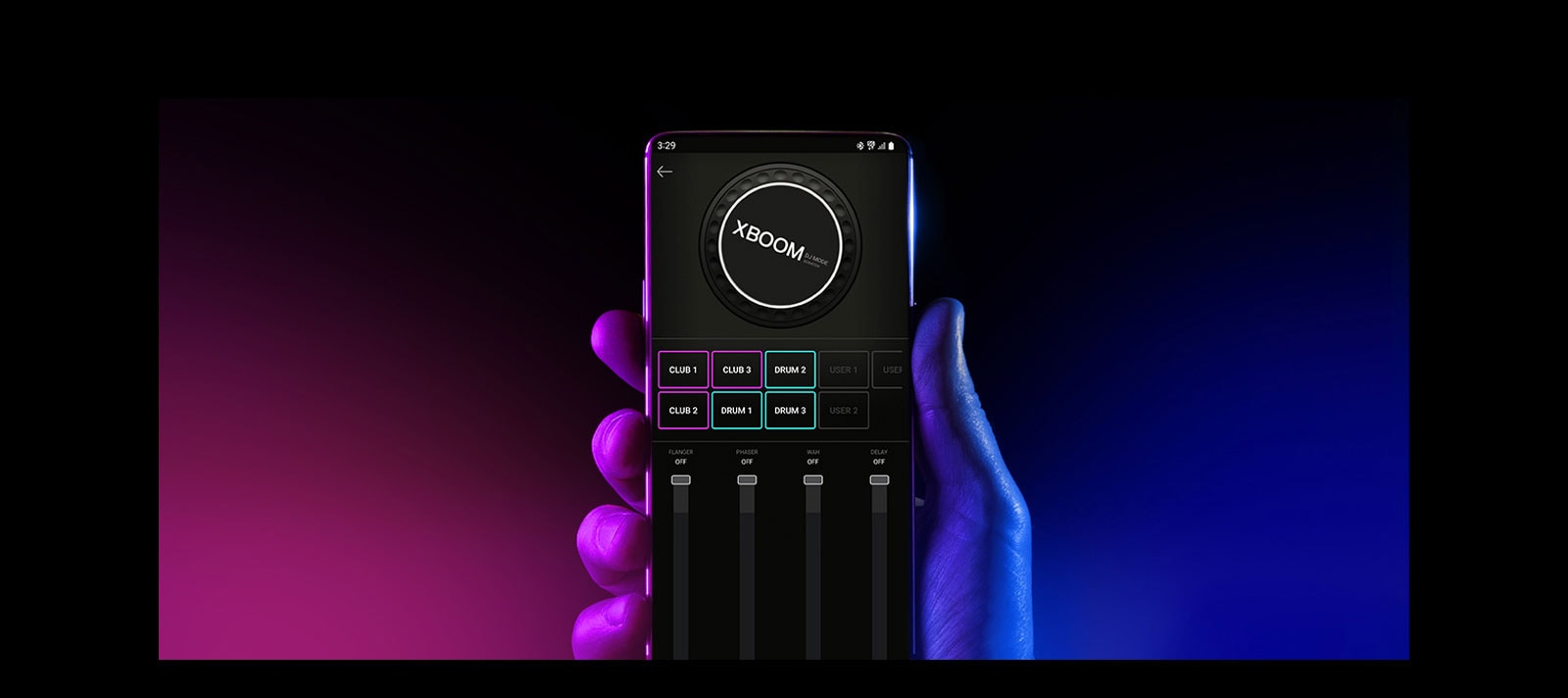 Ruka drži pametni telefon na kom se vidi DJ aplikacija.