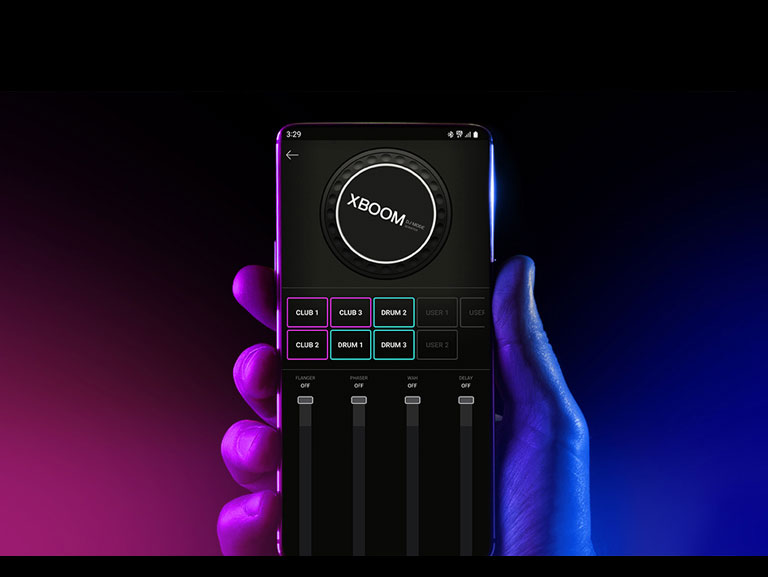 Ruka drži pametni telefon na kom se vidi DJ aplikacija.