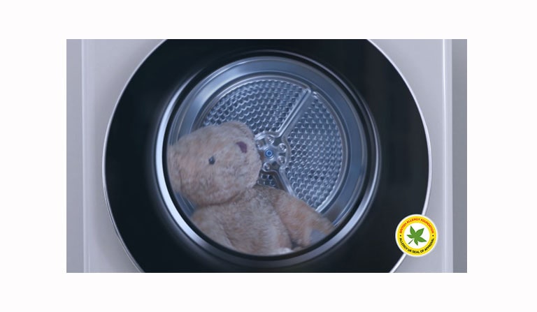 Medvedić se suši dok video pokazuje kako smanjiti broj grinja u kućnoj prašini za 99,9% pomoću programa Allergi Care