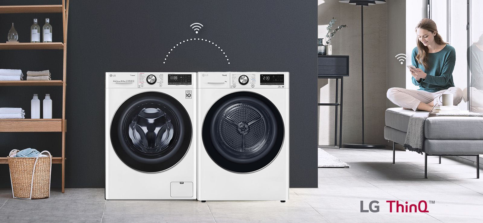 Korisnik samo sedi na kauču i kontroliše mašinu za sušenje i veš (mašinu za pranje veša) pomoću aplikacije LG ThinK.