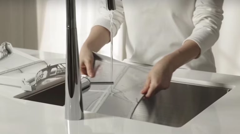 Video koji prikazuje korak-po-korak održavanje filtera za LG sušaru veša, od uklanjanja vlakana do ponovne instalacije.