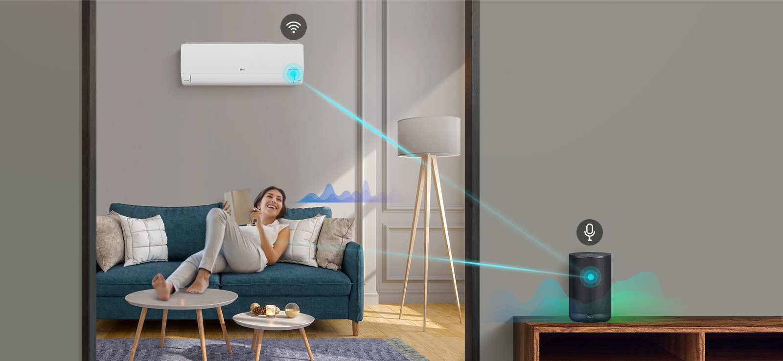 Tri ikone na vrhu ukazuju na postojanje tri slike na vrtešci interfejsa. Treća ikona, obeležena sa „Voice Control” (Glasovna kontrola), crvene je boje. Žena leži u dnevnoj sobi u kući i glasom upravlja klima uređajem.