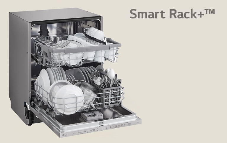 Prikazuje punu mašinu za pranje sudova sa otvorenim vratima.