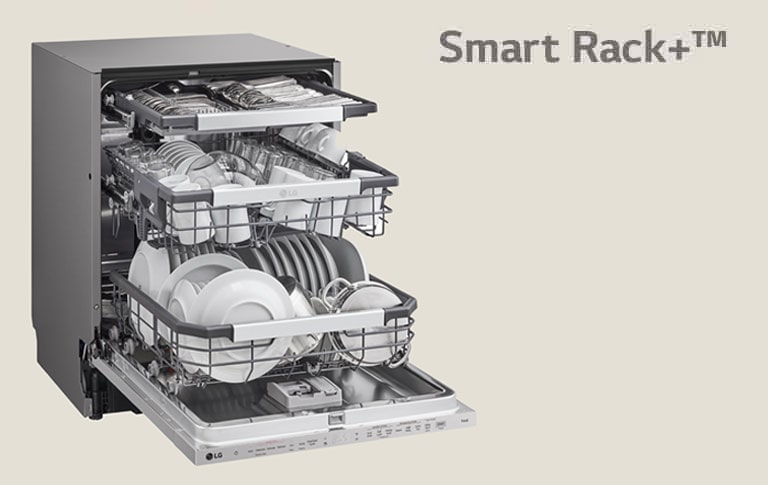 Prikazuje punu mašinu za pranje sudova sa otvorenim vratima.