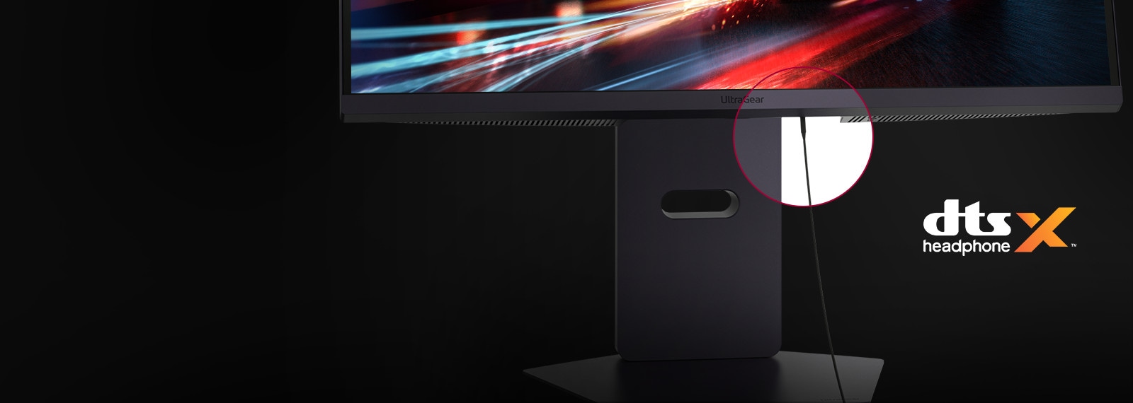 Krupni plan postolja monitora s prikazanim priključenim kablom slušalica i logotipom DTS Headphone X.	
