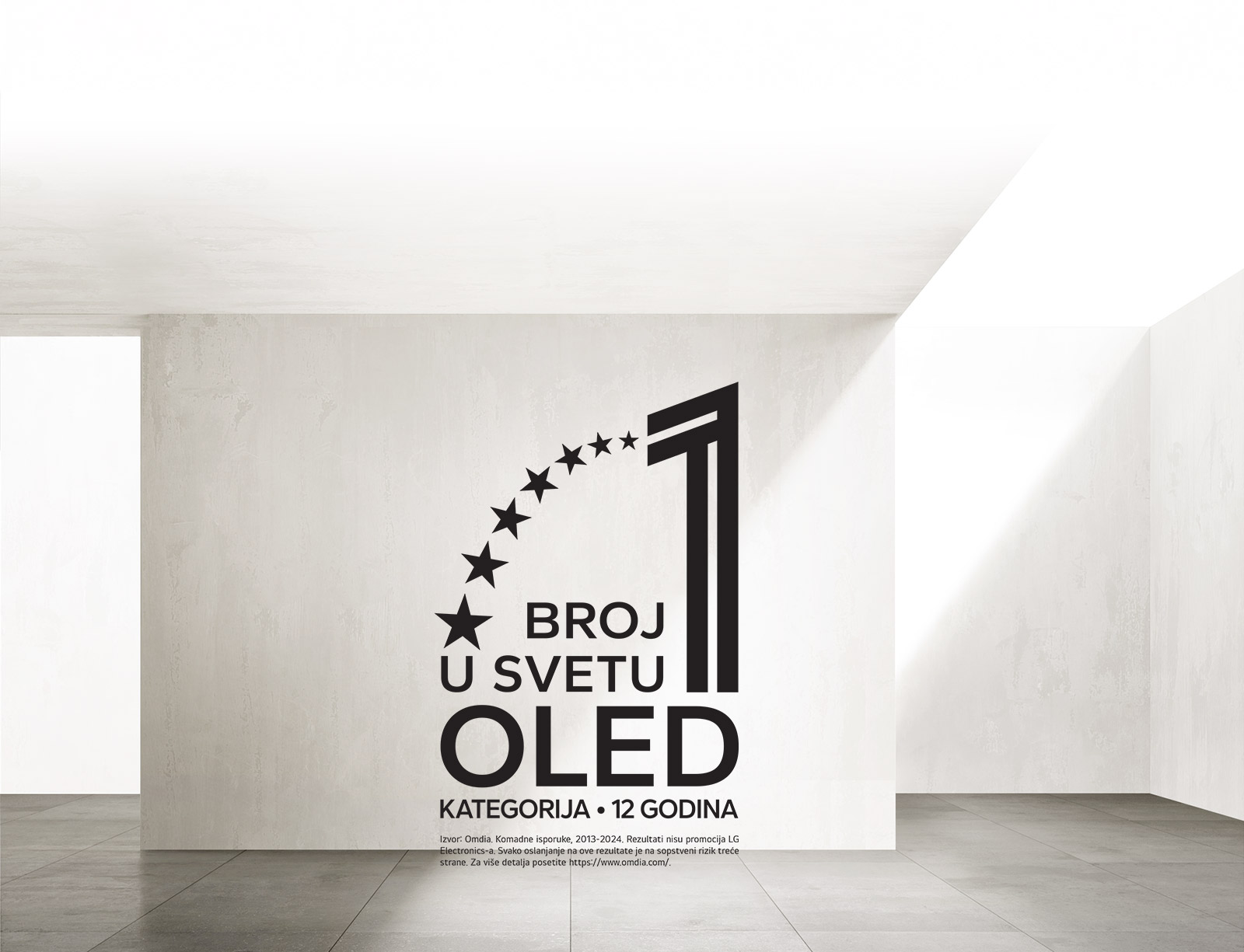 Amblem „OLED TV koji je već 12 godina broj 1 u svetu”. Pozadina izgleda poput izložbenog prostora. U daljini se vidi LG OLED TV.