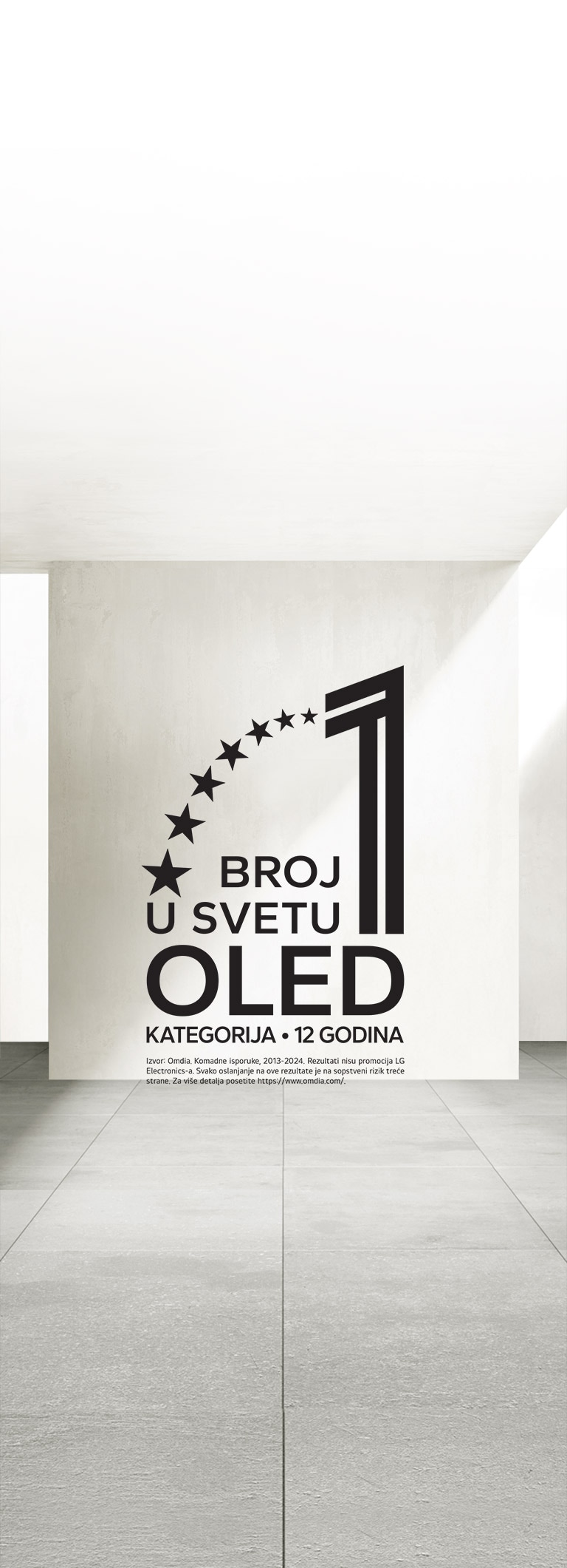 Amblem „OLED TV koji je već 12 godina broj 1 u svetu”. Pozadina izgleda poput izložbenog prostora. U daljini se vidi LG OLED TV.