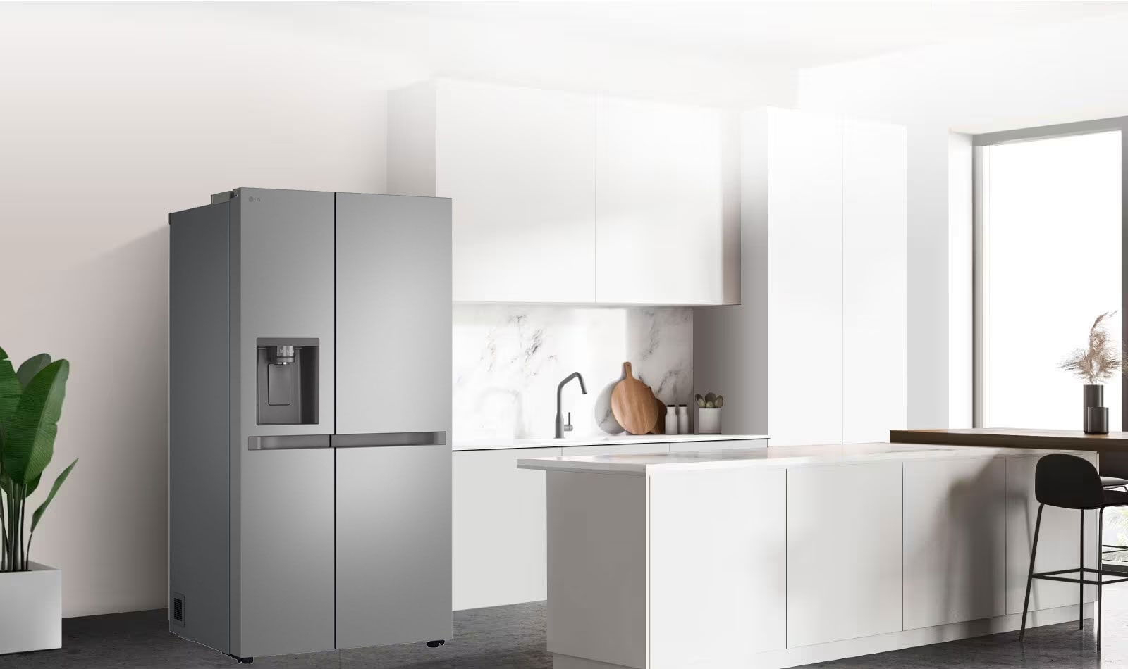 Pogled sa strane na kuhinju sa instaliranim crnim InstaView frižiderom