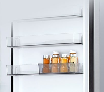 Chladnička so spodnou mrazničkou LG (GBBW726CPY), vnútorný priestor s presúvateľnou nádobou s baleniami džúsu s nádobou umiestnenou nad zásuvkou Fresh Balancer