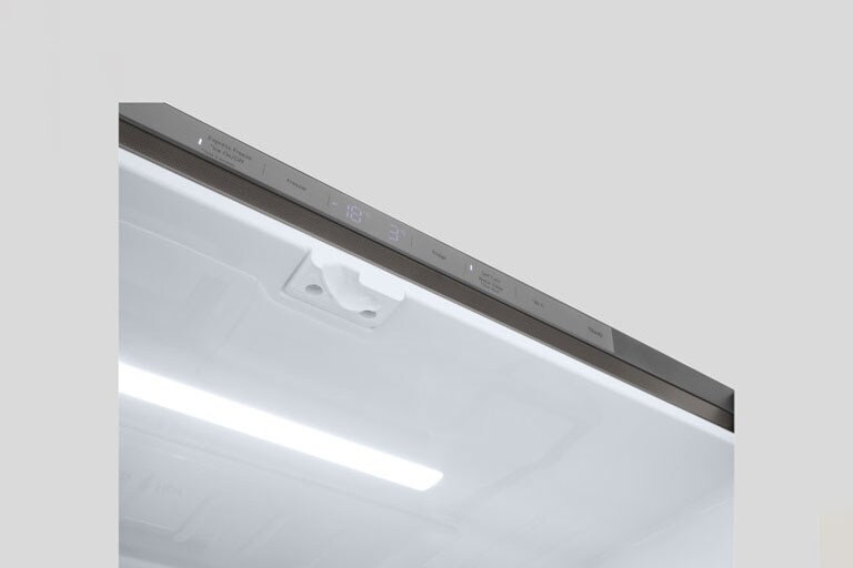 Pogled izbliza na LED lampu unutar LG frižidera sa više vrata.