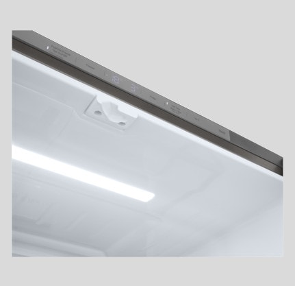 Pogled izbliza na LED lampu unutar LG frižidera sa više vrata.