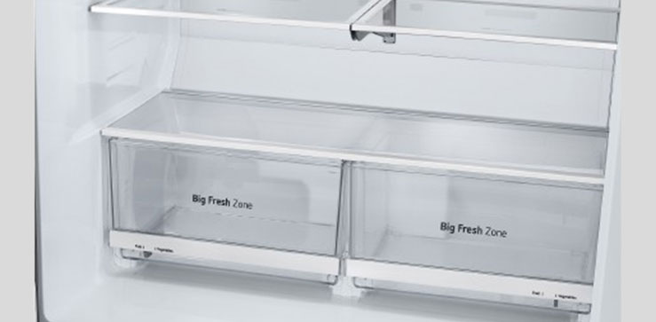 Krupni plan širokih polica LG frižidera sa više vrata.