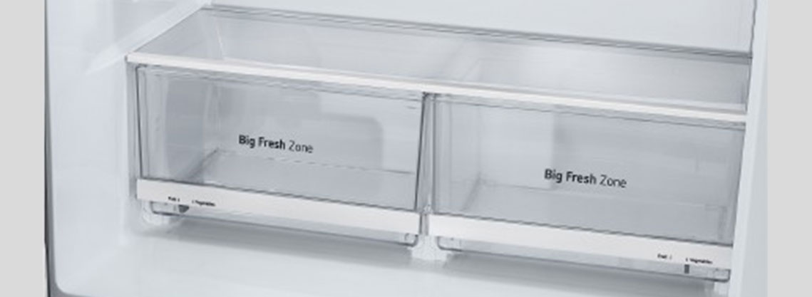 Krupni plan širokih polica LG frižidera sa više vrata.