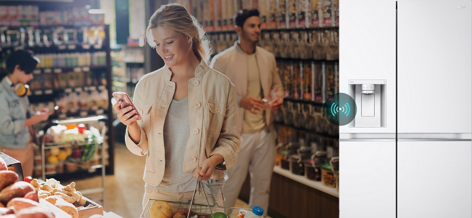 "Slika levo prikazuje ženu u prodavnici koja gleda u svoj telefon.  Slika desno prikazuje frižider sa prednje strane. U sredini slika je ikona koja pokazuje vezu između telefona i frižidera."