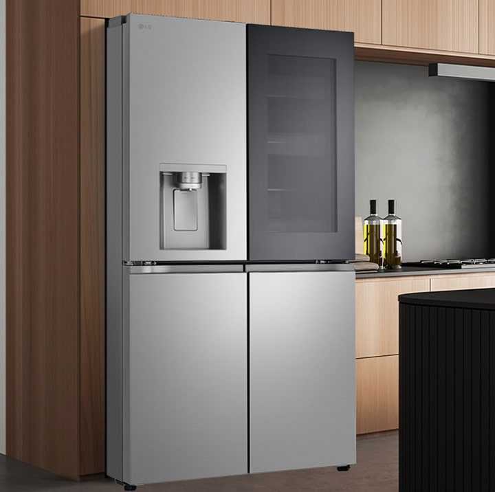 LG Instaview Multi-door frižider postavljen u modernoj kuhinji.