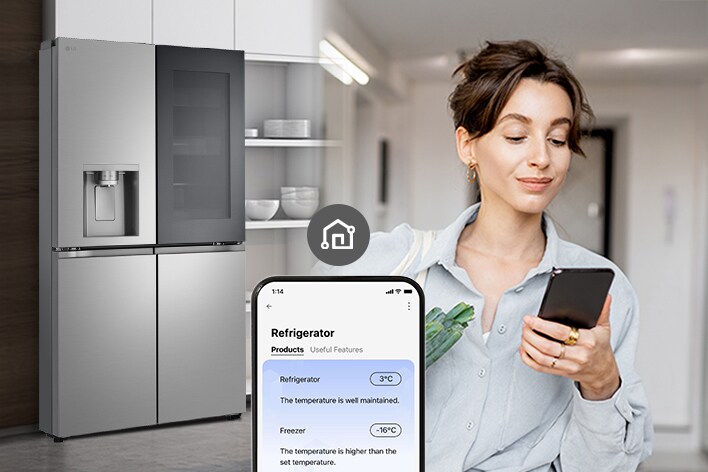 Žena provera temperaturu LG Multi-door frižidera na svom telefonu.