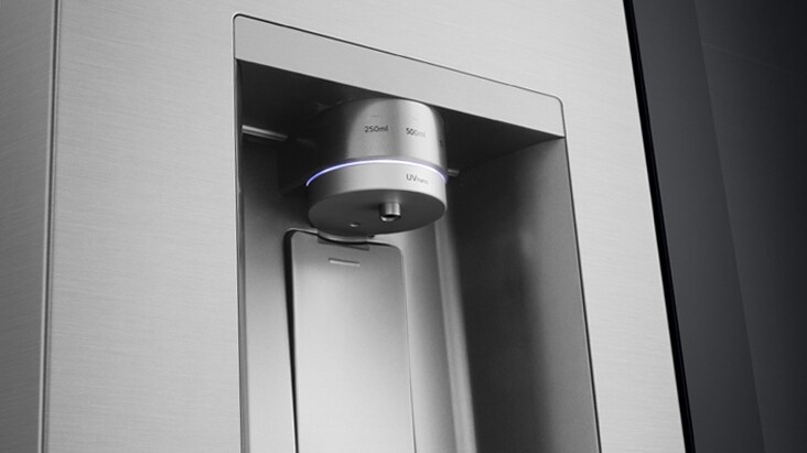 Bliži prikaz LG dispenzera za vodu frižidera, koji radi pomoću funkcije "Smart Fill".