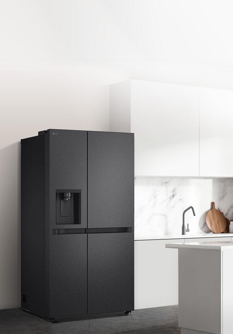 Pogled sa strane na kuhinju sa instaliranim crnim InstaView frižiderom