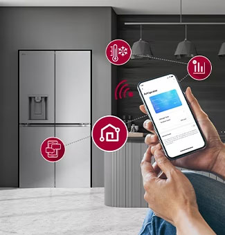 LG frižider sa četiri vrata se može videti u modernom  enterijeru kuhinje