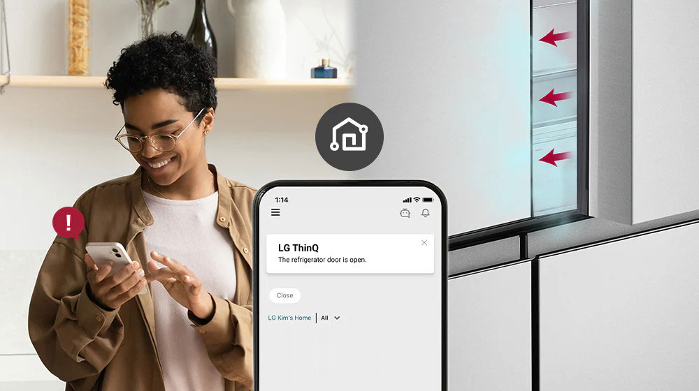 Na levoj strani slike je dama koja gleda u svoj telefon.  Na desnoj strani slike vrata frižidera su blago otvorena. Na spoju dve slike, LG ThinQ aplikacija se može videti na ekranu mobilnog telefona koji je doveden u prvi plan i ThinQ ikona iznad telefona.