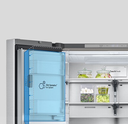 Unutar frižidera, tanak unutrašnji ledomat je istaknut plavom bojom,a frižider je pun sastojaka