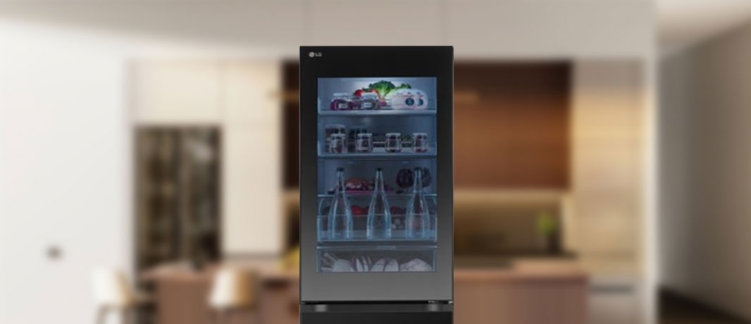 Slika se fokusira na gornji deo frižidera. InstaView osvetljenje je uključeno i poklopac police je vidljiv.