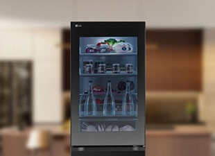 Slika se fokusira na gornji deo frižidera. InstaView osvetljenje je uključeno i poklopac police je vidljiv.