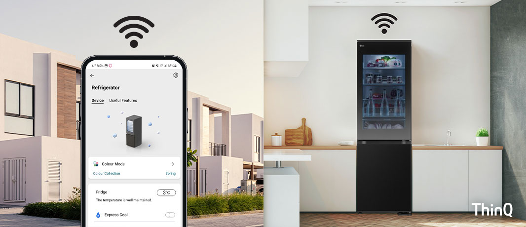 Podeljena slika pametnog telefona koji koristi aplikaciju LG ThinQ na ulici i LG InstaView frižider sa zamrzivačem sa donjim zamrzivačem u kuhinji koji su međusobno povezani Wi-Fi.