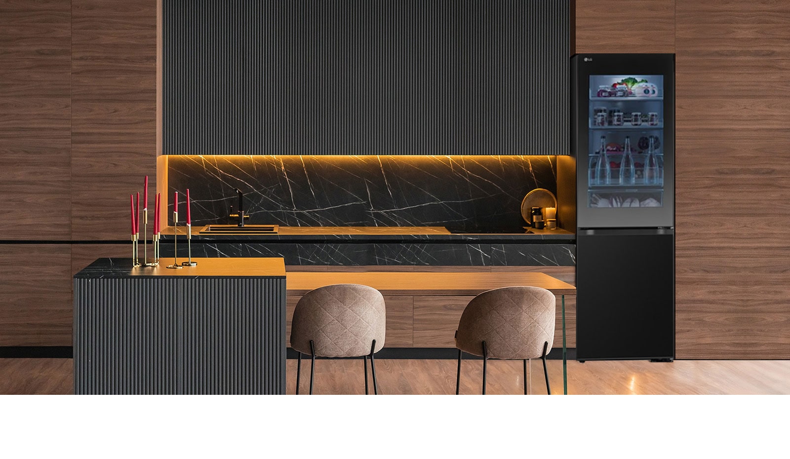 Slika LG InstaView frižidera sa donjim zamrzivačem u skladu sa enterijerom moderne kuhinje.