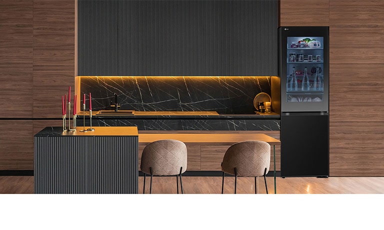 Slika LG InstaView frižidera sa donjim zamrzivačem u skladu sa enterijerom moderne kuhinje.