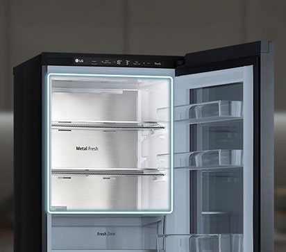 Metalna sveža površina unutar frižidera.