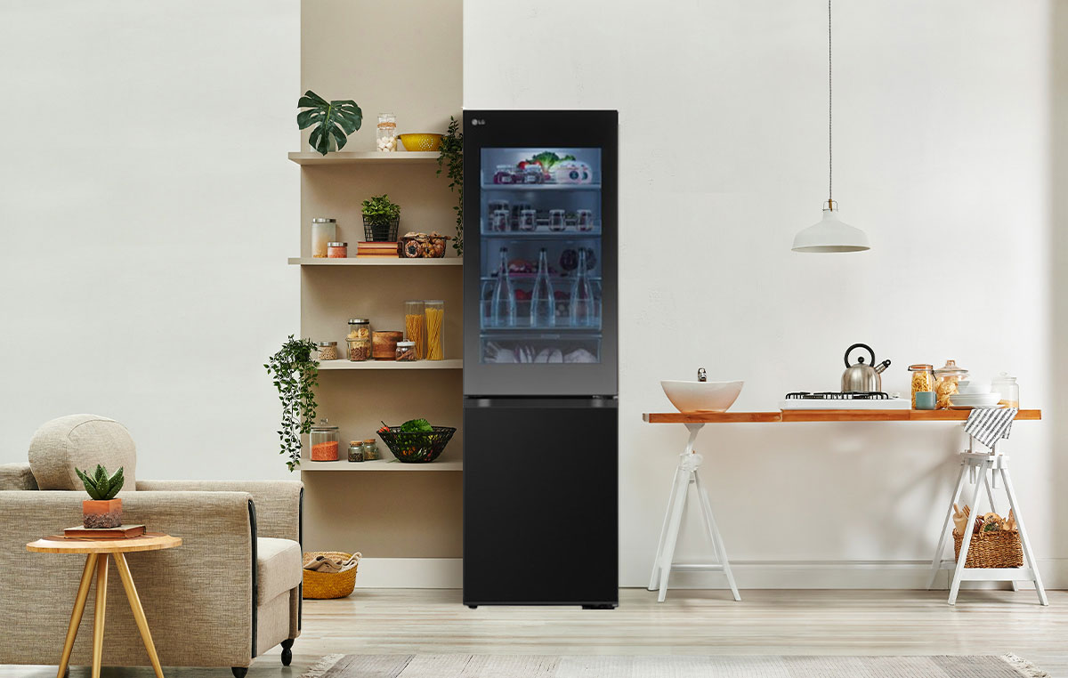 Slika LG InstaView frižidera sa donjim zamrzivačem smeštenim u dnevnoj sobi sa simpatičnim enterijerom.