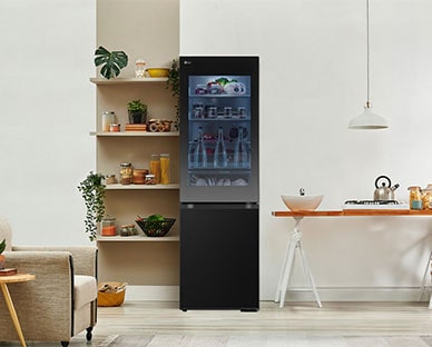Slika LG InstaView frižidera sa donjim zamrzivačem smeštenim u dnevnoj sobi sa simpatičnim enterijerom.