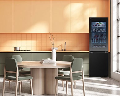 Slika LG InstaView frižidera sa donjim zamrzivačem smeštenim u kuhinji žute boje.