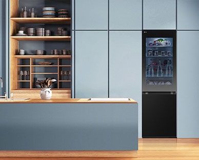 Slika LG InstaView frižidera sa zamrzivačem sa donjim zamrzivačem smeštenim u kuhinji u plavim tonovima.