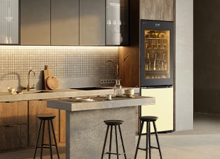 Slika LG InstaView frižidera sa donjim zamrzivačem sa MoodUp-om u unutrašnjosti kuhinje žute boje.