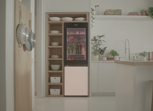 lika LG InstaView sa MoodUP frižiderom sa donjim zamrzivačem smeštenim u kuhinji.