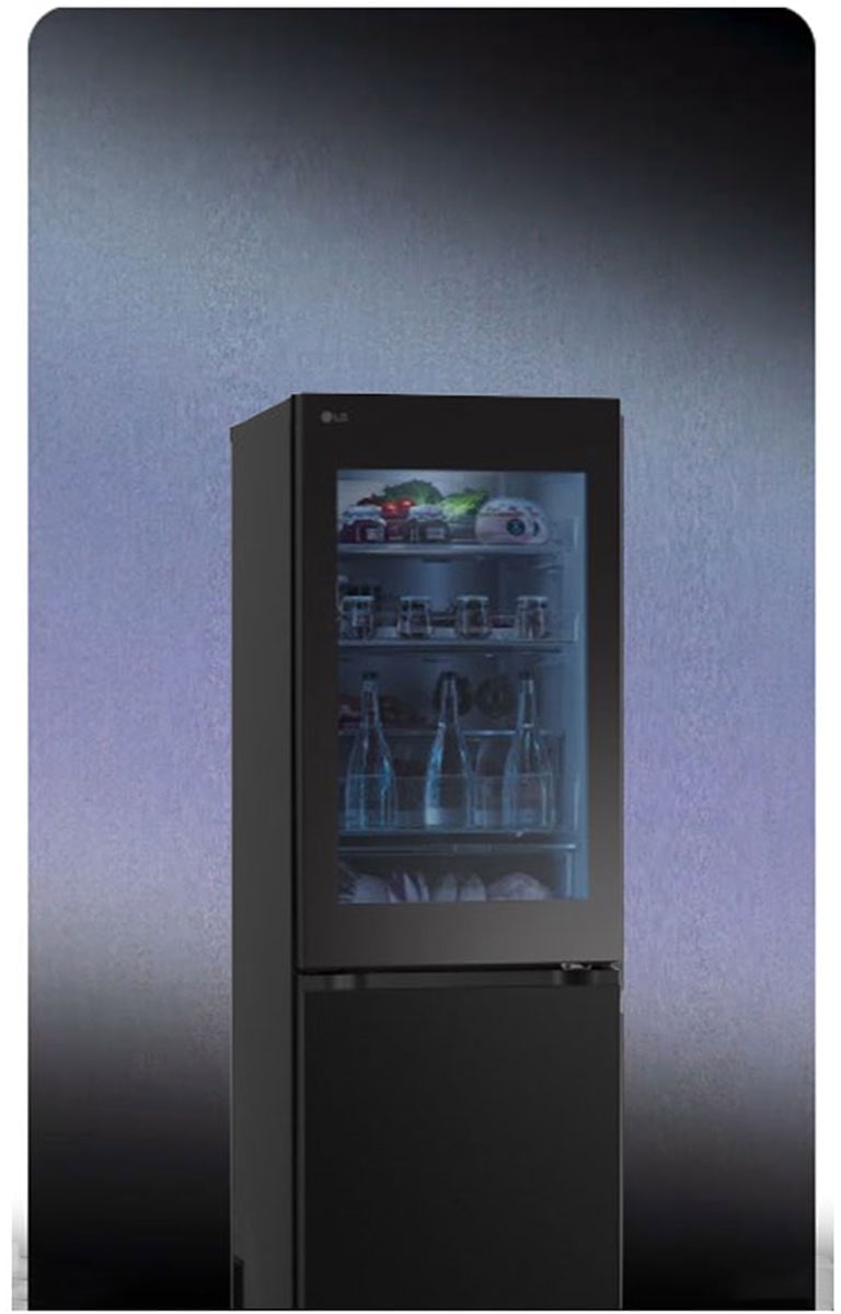 Slika LG InstaView frižidera sa donjim zamrzivačem, svetlo na vratima frižidera se menja u skladu sa promenom boje pozadine.