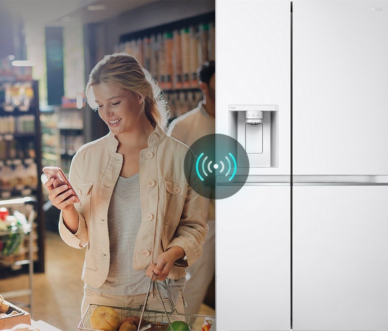 Slika levo prikazuje ženu u prodavnici koja gleda u svoj telefon.  Slika desno prikazuje frižider sa prednje strane. U sredini slika je ikona koja pokazuje vezu između telefona i frižidera.