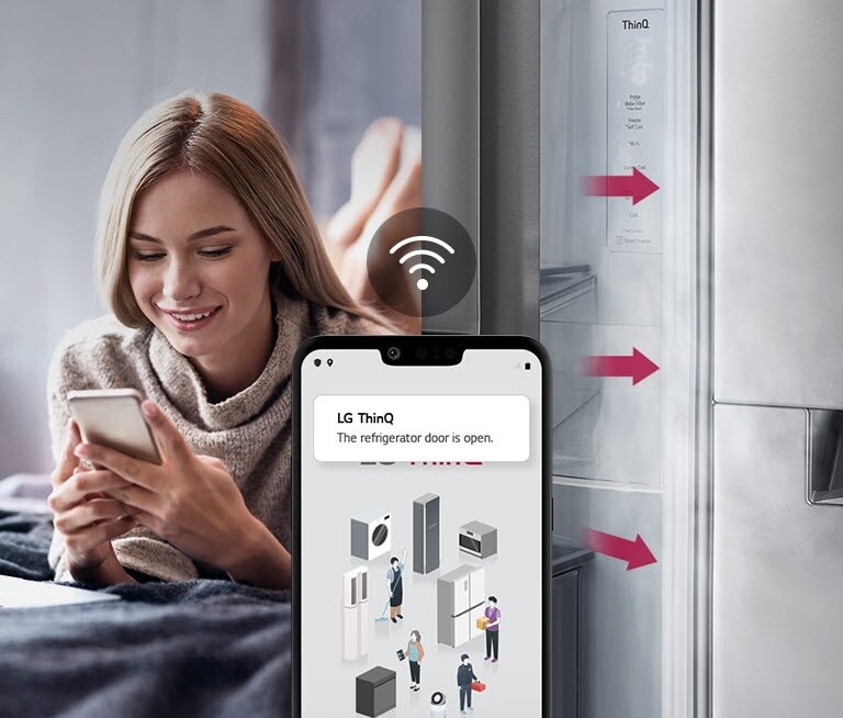 Žena leži na krevetu i gleda u ekran svog telefona na slici.  Druga slika pokazuje da su vrata frižidera ostavljena otvorena. U prvom planu na dve slike je ekran telefona sa obaveštenjima aplikacije LG ThinQ i ikona Wifi iznad telefona.