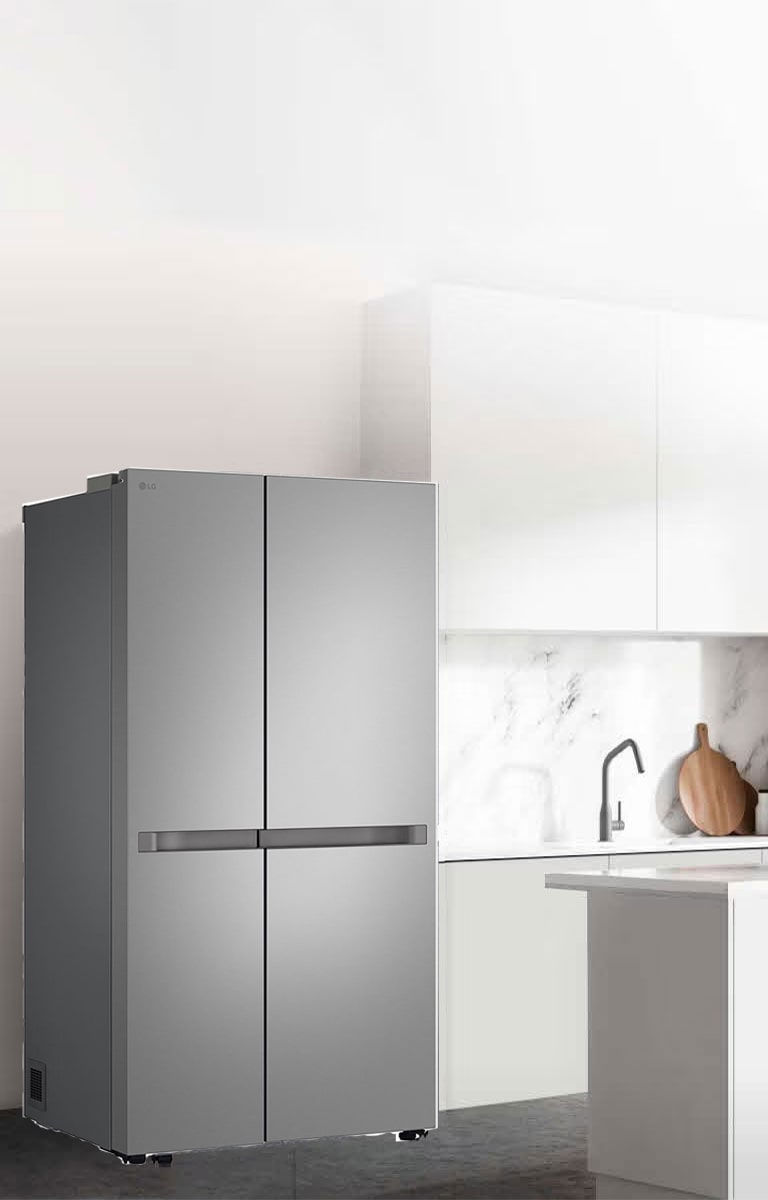 Pogled sa strane na kuhinju sa instaliranim Side-by-Side frižiderom